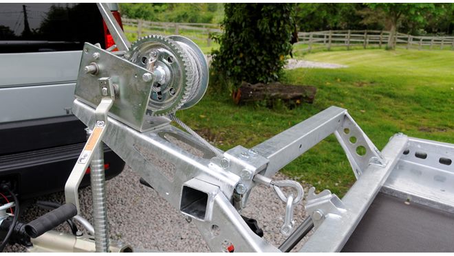 Manually operated winch with steel cable, featuring an adjustable pull position